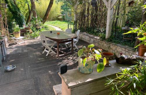 Orly Bed & Breakfast | Chambre chez l'habitant dans grande maison Arborée