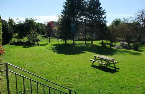 Choye Bed & Breakfast | Chambre cosy dans maison historique avec parc et accueil chevaux - FR-1-583-256