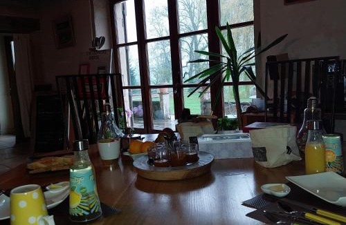 Lescheroux Bed & Breakfast | Chambre d'Hôtes Familiale la Jument Grise