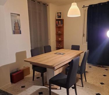 La Ville-du-Bois Bed & Breakfast | Chambre dans maison paisible