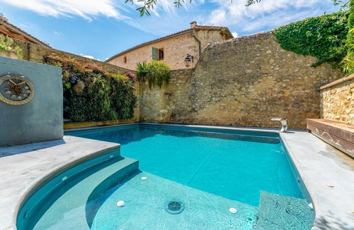 Collias Apartment | Chambre « Fleur » avec piscine partagée, jardin et petit-déjeuner au restaurant — Collias, Gard
