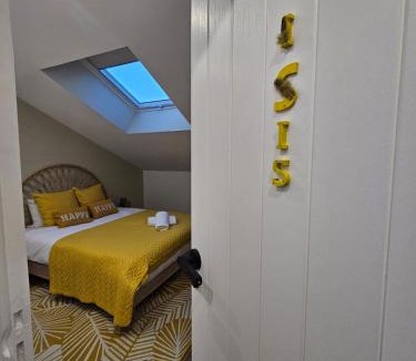 Sainte-Genevieve-des-Bois Apartment | Chambre Isis