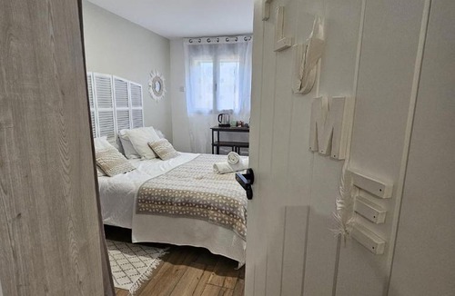 Sainte-Genevieve-des-Bois Apartment | Chambre Premium "Plume"- SDB privée & coin repas