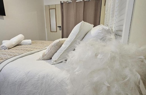 Sainte-Genevieve-des-Bois Apartment | Chambre Premium "Plume"- SDB privée & coin repas