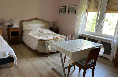 Saint-Amarin House | Chambre Gentiane 2 à 3 personnes wifi sdb partagée