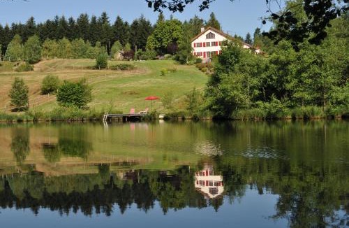 Faucogney-et-la-Mer Bed & Breakfast | "Chambre Merisier" dans une ferme avec étang privé au coeur de la région des mille étangs, Faucogney-et-La-Mer