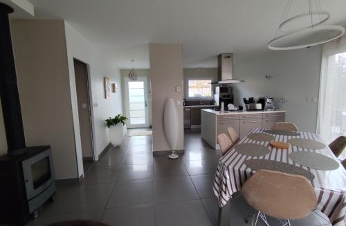 Doissin House | chambre privée bleue avec piscine