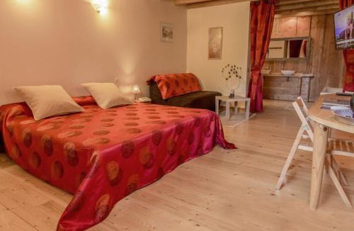 Le Clerjus Bed & Breakfast | Chambre Rubis: Élégance et Confort en Pleine Nature - FR-1-589-723