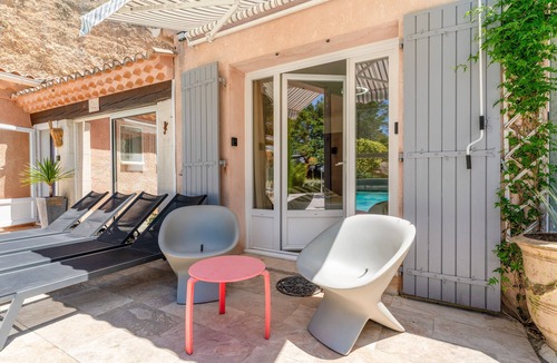 Bedoin Apartment | "Chambre Saumon" Apartment with Shared Pool, Wi-Fi, and Air Conditioning