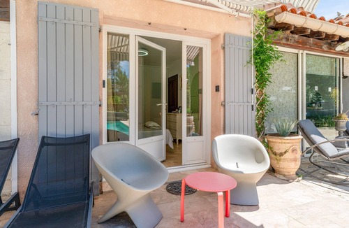 Bedoin Apartment | "Chambre Saumon" Apartment with Shared Pool, Wi-Fi, and Air Conditioning