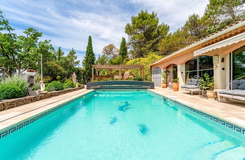Bedoin Apartment | "Chambre Saumon" Apartment with Shared Pool, Wi-Fi, and Air Conditioning