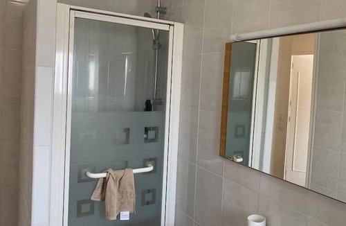 Vigneux-sur-Seine Apartment | Chambre spacieuse et lumineuse est parfaite pour des vacances en famille