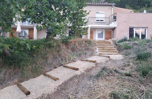 Buis-les-Baronnies House | Chambre spacieuse vue sur le Ventoux