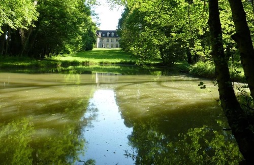 Mont-sous-Vaudrey Apartment | Chambre Vanille - Cocooning at Château Grévy