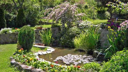 Villecheneve Bed & Breakfast | Chambres d'hôtes La Hulotte 69