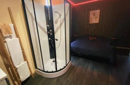 Gueugnon House | Chapeau Claque Cabaret