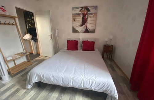 Gueugnon House | Chapeau Claque Cabaret