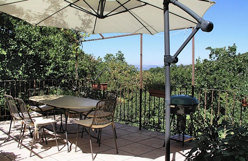 La Roque-sur-Pernes House | Character house with swimming pool set in Provencal garrigue.