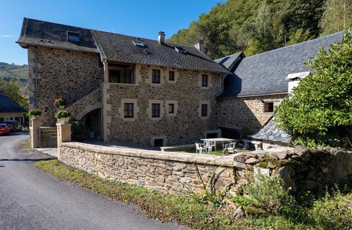 Sainte-Eulalie-d'Olt House | CHARACTER HOUSE AT THE EDGE OF THE LAKE