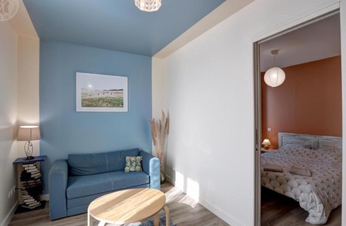Chazelles-sur-Lyon Apartment | Charmant appartement au-dessus d'un salon de thé avec patio et décoration contemporaine - FR-1-496-298