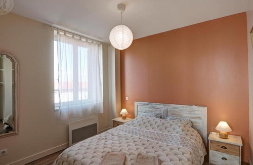 Chazelles-sur-Lyon Apartment | Charmant appartement au-dessus d'un salon de thé avec patio et décoration contemporaine - FR-1-496-298