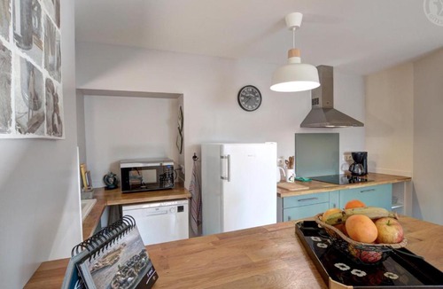Chazelles-sur-Lyon Apartment | Charmant appartement au-dessus d'un salon de thé avec patio et décoration contemporaine - FR-1-496-298