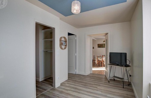 Chazelles-sur-Lyon Apartment | Charmant appartement au-dessus d'un salon de thé avec patio et décoration contemporaine - FR-1-496-298