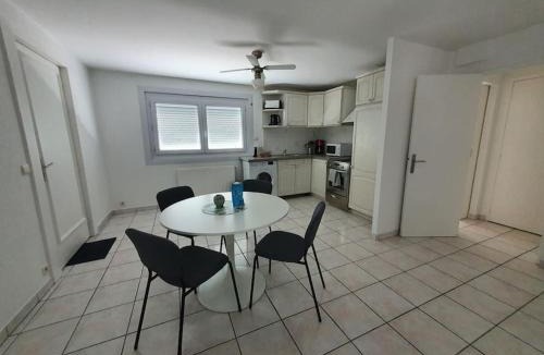 Divonne-les-Bains Apartment | Charmant appartement au rez de jardin d'une maison