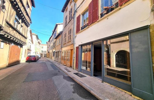 Charlieu Apartment | Charmant appartement avec jacuzzi, terrasse et équipements modernes à Charlieu - FR-1-496-302
