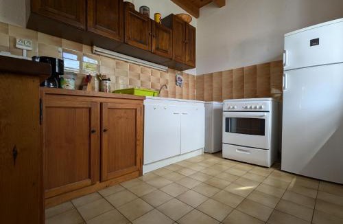 Pinols House | Charmant Gîte en Pierre avec 3 Chambres, Cour et Proximité Activités, Pinols - FR-1-582-252