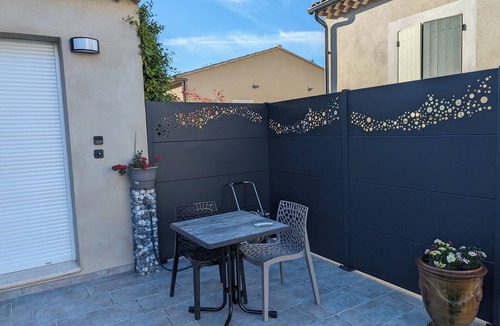 Aubignan Apartment | Charmant Studio de 22 m² Avec Terrasse de 13 m² et spa Spacieux Sous Pergola
