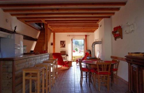 Chatel-Montagne House | Charmante Grange avec Jardin et Animaux Acceptés - FR-1-489-47
