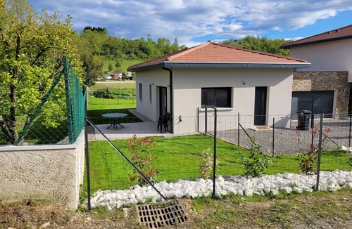 Brie-et-Angonnes House | Charmante Maison Individuelle à la Campagne