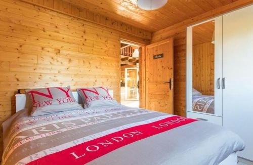 Vy-le-Ferroux House | Charmante maison bois avec piscine et animaux admis - FR-1-583-475