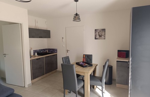 Taillades Condo | Charmante Maisonnette en Provence Avec Piscine