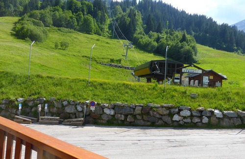 Beaufort Apartment | Charming 2* Apartment for 5 at Ski Slopes - Wifi, Parking, Pet-Friendly, Cozy Kitchen