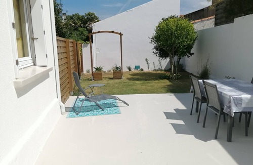 Port District House | Charming 2-person gite 2 minutes from beach and sea