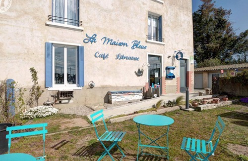Chazelles-sur-Lyon Apartment | Charming apartment above a tea room with patio and contemporary decor