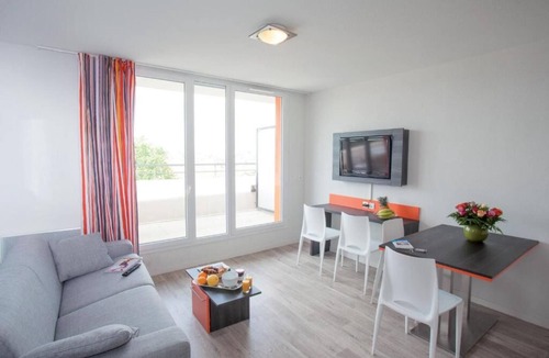 Chevilly-Larue Hotel | Charming Apartment w/Kitchen Steps from Vibrant Market & Metro