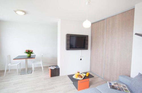 Chevilly-Larue Hotel | Charming Apartment w/Kitchen Steps from Vibrant Market & Metro