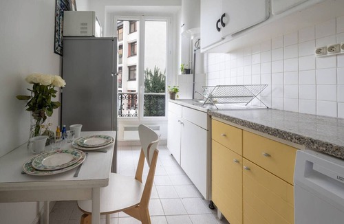 Combat Apartment | Charming Apartment Near Buttes‑Chaumont and Belleville