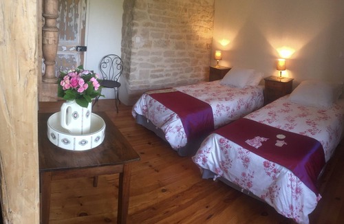 Andryes House | Charming Burgundy farmhouse with 5 bedrooms and pool