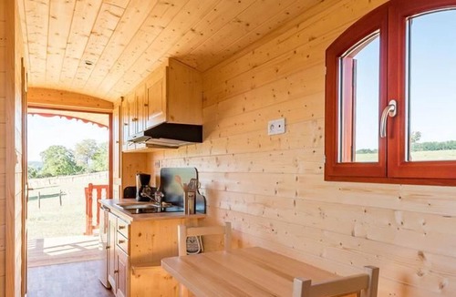 Vy-le-Ferroux Cottage | Charming Caravan with Views of the Saône Valley