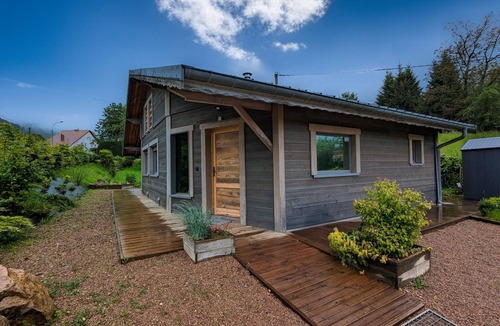 Travexin Cottage | Charming chalet for 6, near skiing, WiFi, parking, pets allowed