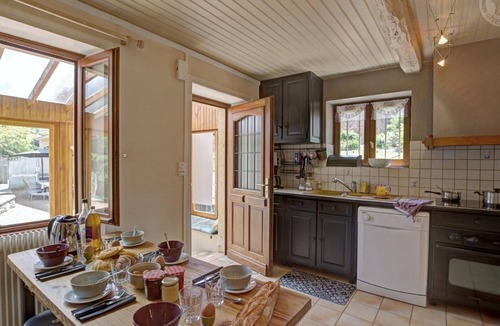 Belmont-de-la-Loire Cottage | Charming cottage for 8 with fireplace and pets allowed