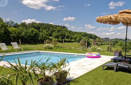Belmont-de-la-Loire Cottage | Charming cottage for 8 with fireplace and pets allowed