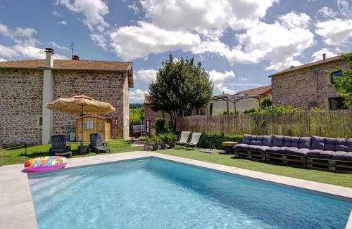 Belmont-de-la-Loire Cottage | Charming cottage for 8 with fireplace and pets allowed