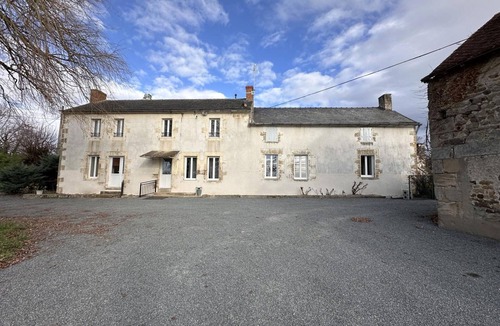 Buxieres-les-Mines Cottage | Charming cottage with garden and pets allowed in Allier
