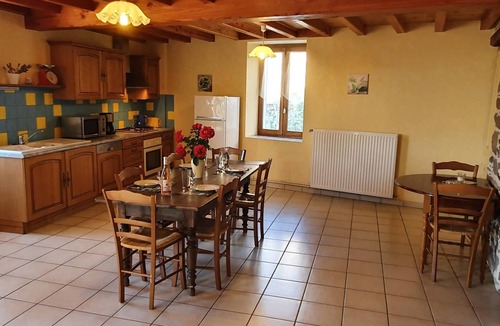 Saint-Paul-de-Vezelin Cottage | Charming Cottages with Fireplace and Pets Welcome, 11 People