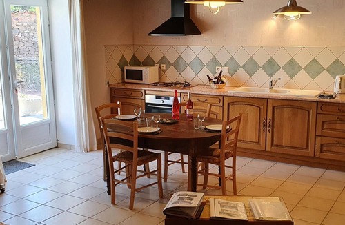 Saint-Paul-de-Vezelin Cottage | Charming Cottages with Fireplace and Pets Welcome, 11 People